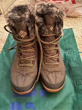 Barely Used Columbia snow boots